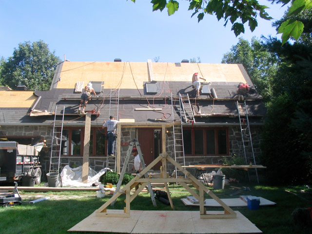 Rénovation toiture + ajout d'un toit d'entrée (avant)